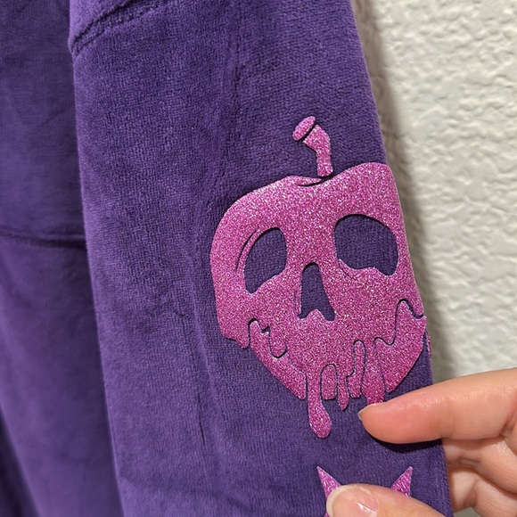 DISNEYLAND PARIS EXCLUSIVE FABULOUSLY VILLAINOUS SPIRIT JERSEY Purple Ve… - Picture 9 of 13